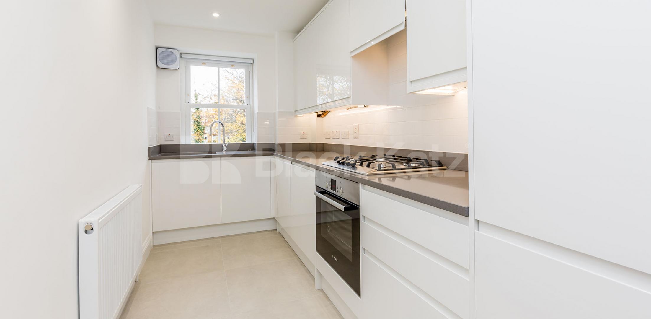 			GOOD TO CONVERT LOUNGE FOR 3!, 3 Bedroom, 1 bath, 1 reception Flat			 York Way, CAMDEN BORDERS 
